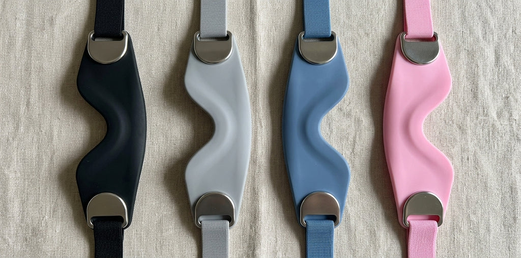 Sangles rotuliennes Flexo en noir, gris, bleu et rose