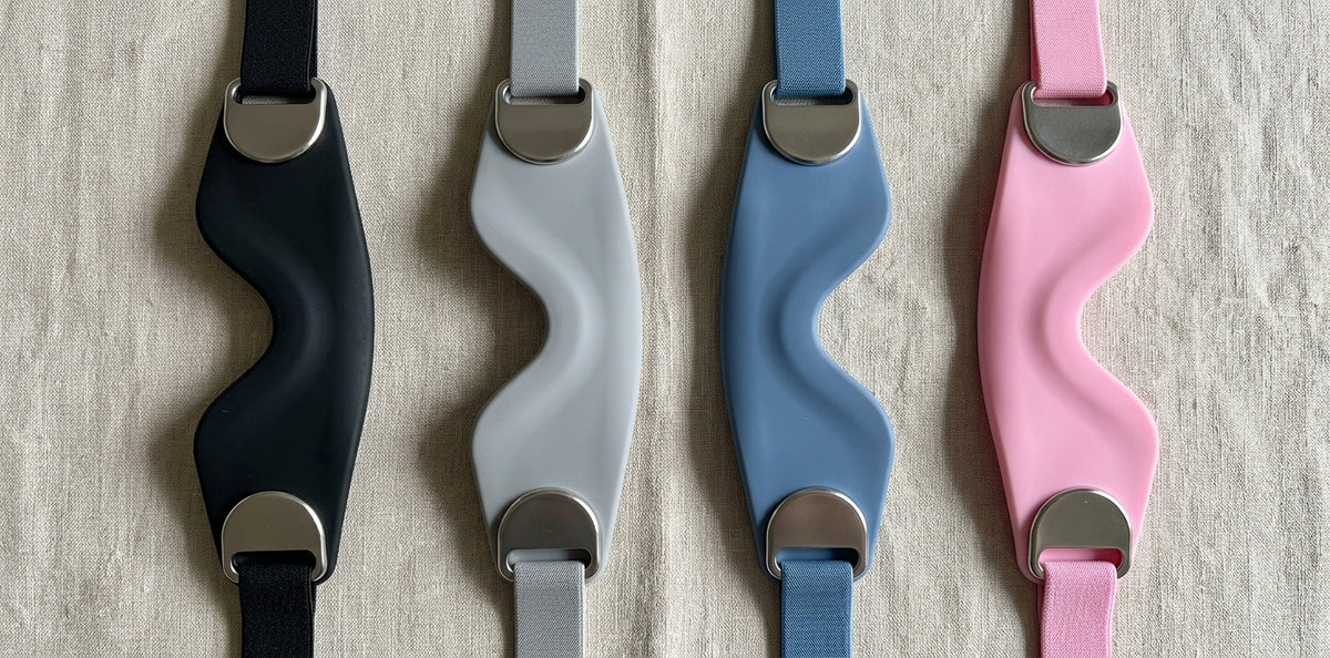 Sangles rotuliennes Flexo en noir, gris, bleu et rose